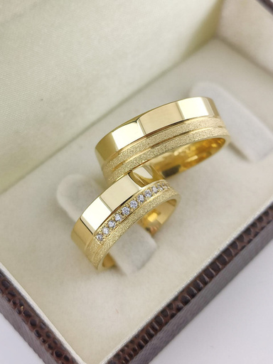 Aliança em ouro 18K com pedras